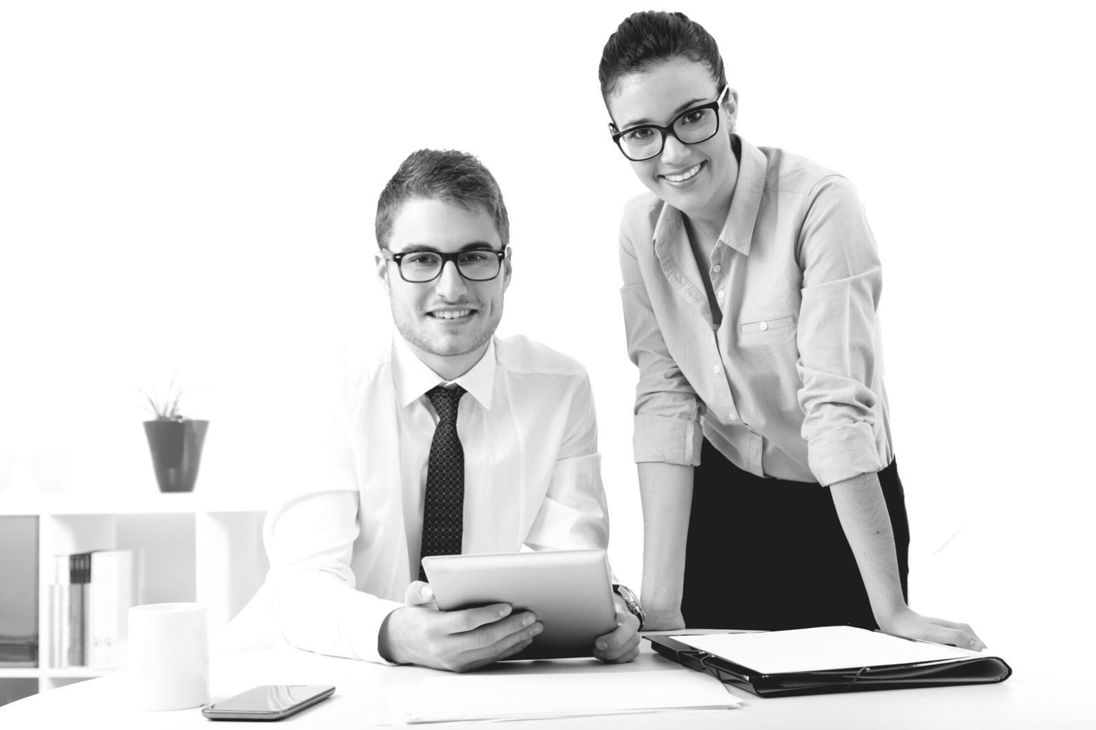 Grupo de pessoas colaborando em ambiente de aprendizagem financeira